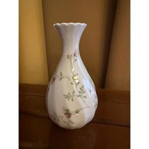Wedgewood Campion Bone China Floral Swirl Scalloped Rim 5.5" Bud Vase
